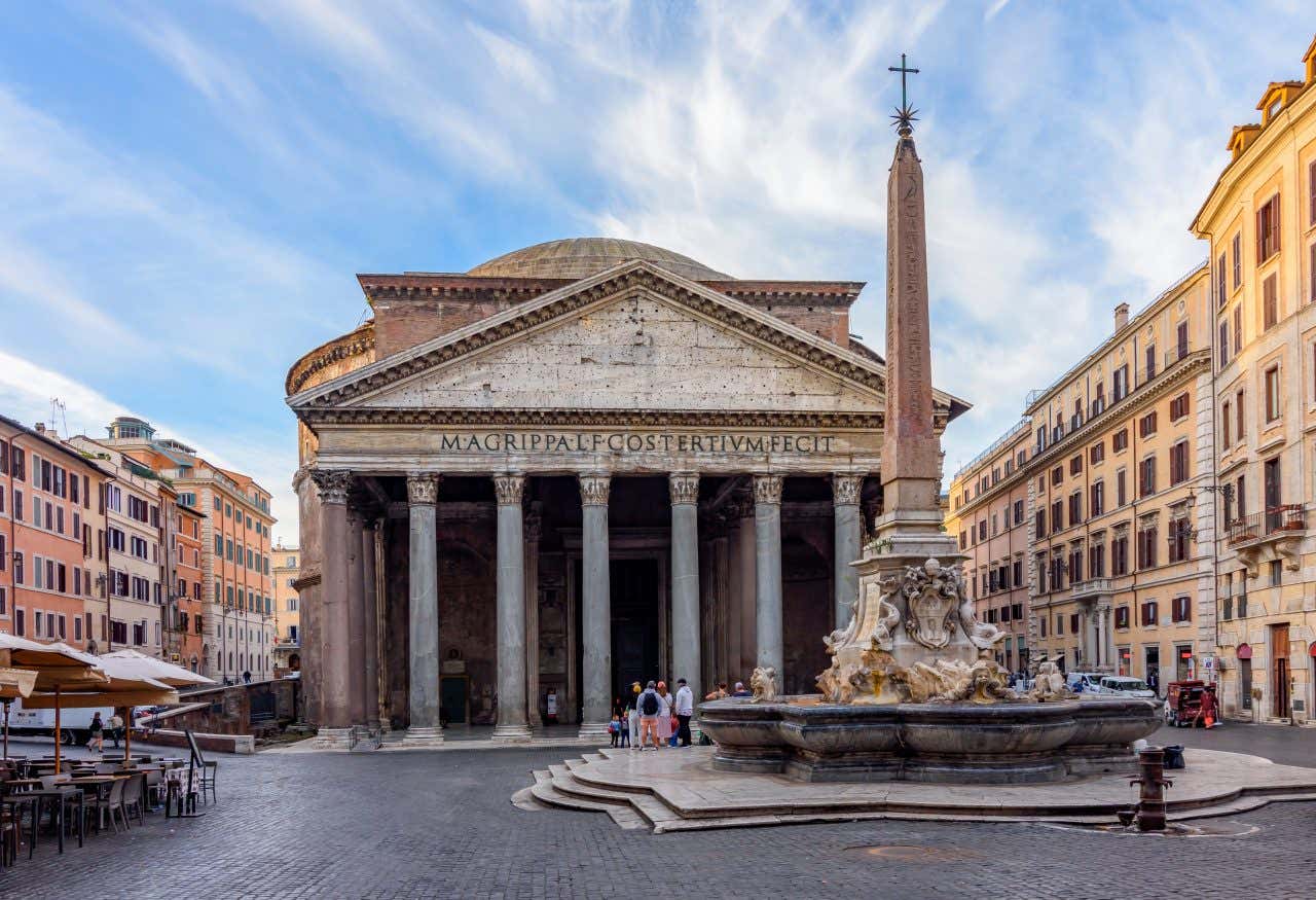 Il Pantheon di Roma, tempio romano con facciata neoclassica a otto colonne corinzie e frontone triangolare, davanti all'obelisco Macuteo sulla fontana barocca in Piazza della Rotonda