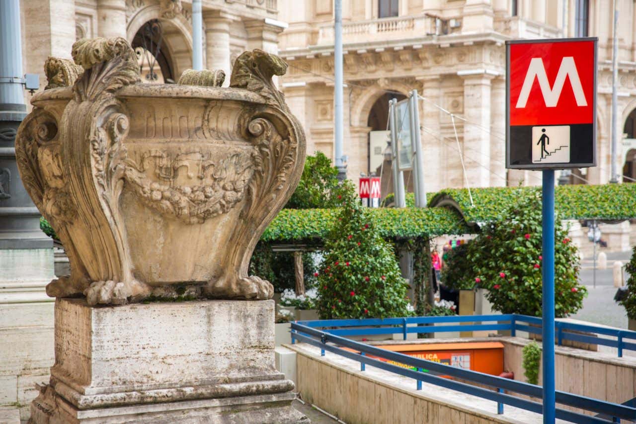 L'entrata della metro in Piazza della Repubblica, una delle fermate della linea A di Roma a pochi passi dalla Stazione Termini