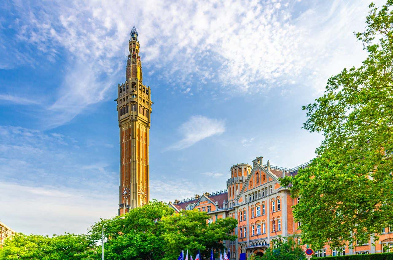 Beffroi de l'Hôtel de Ville de Lille sous un ciel bleu