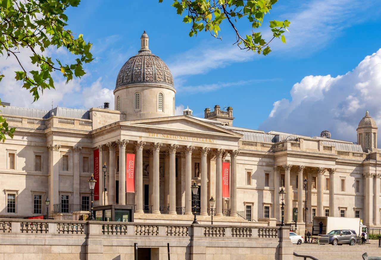 La National Gallery à l'architecture néoclassique et son dôme, ciel bleu et quelques nuages en arrière-plan. L'un des meilleurs musées de Londres