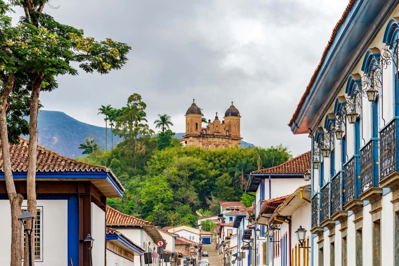 Cidade histórica de Mariana, no estado de Minas Gerais, com uma igreja no topo da colina