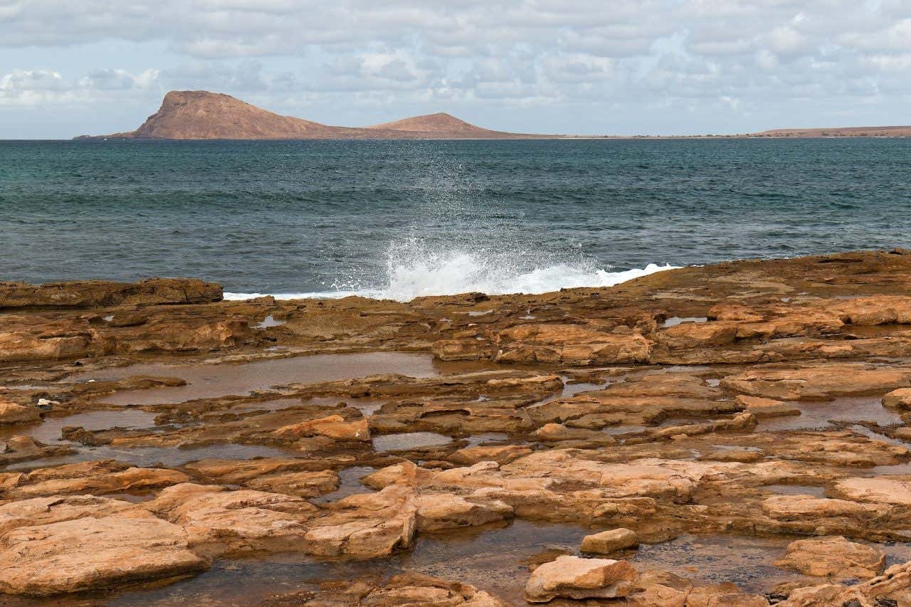 Vista do Monte Leão e do oceano Atlântico com formações rochosas em primeiro plano