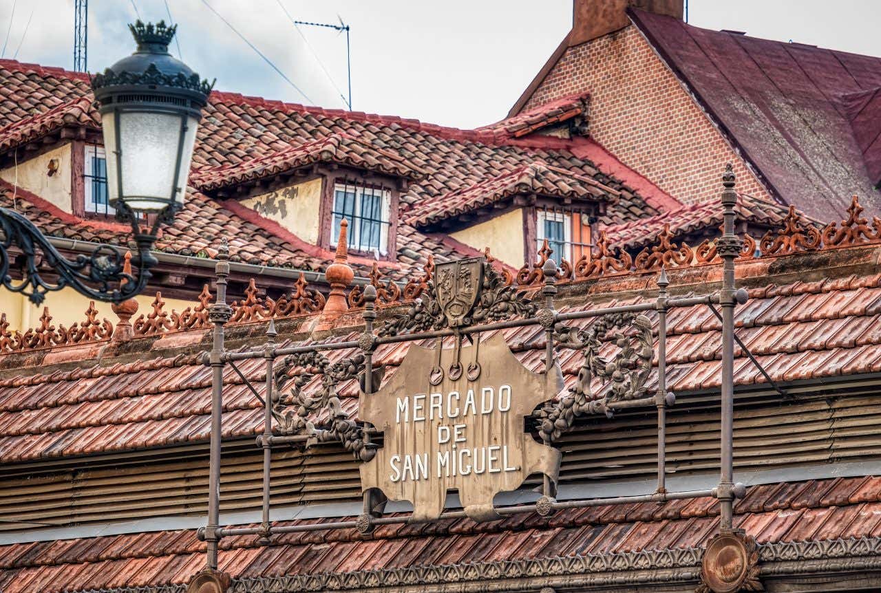 Enseigne et toit du Mercado de San Miguel, marché couvert à faire à Madrid