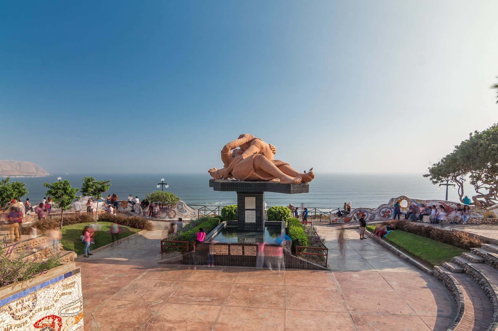 La escultura "El Beso" en el Parque del Amor, en Miraflores, Lima, Perú