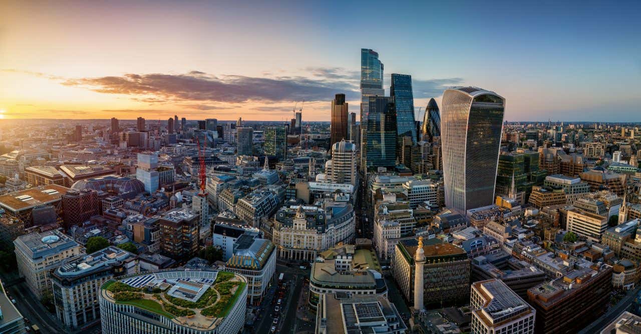 Vue aérienne sur Londres au coucher du soleil