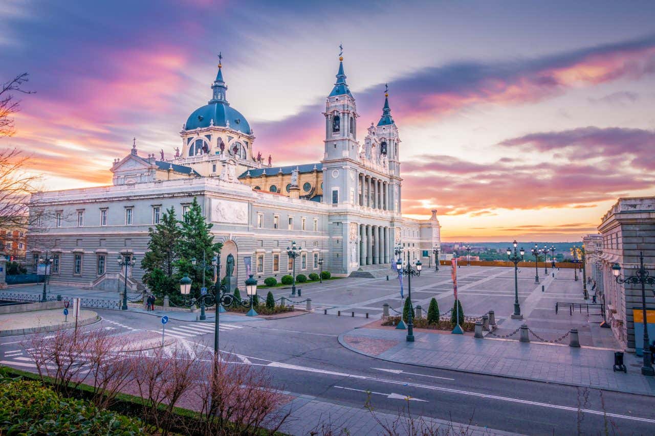 Vue panoramique sur la Cathédrale de l'Almudena à Madrid au coucher du soleil, ciel teinté de rose, de jaune et de bleu