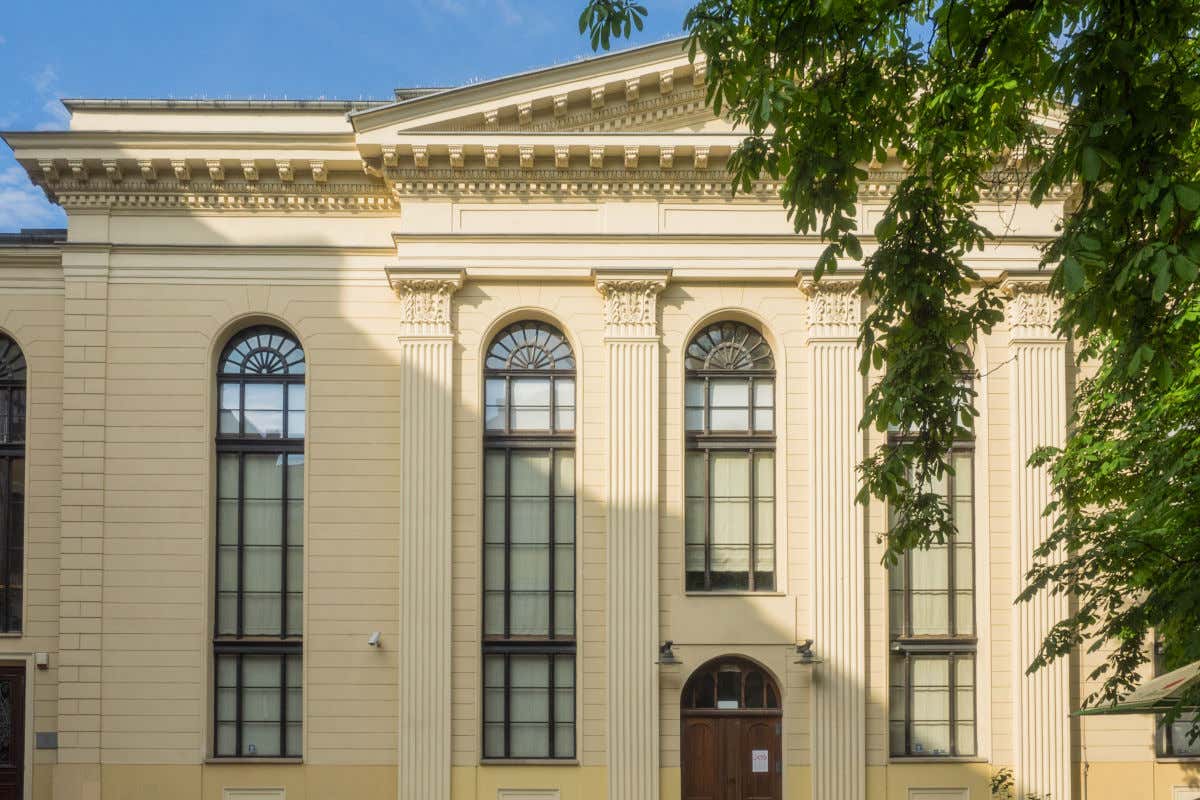 Fachada blanca de la sinagoga de Breslavia