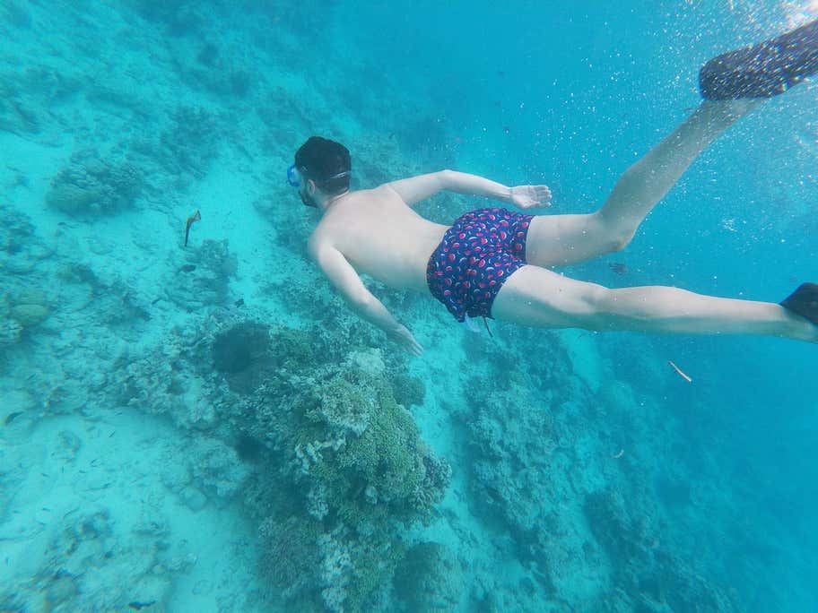 David Casanova buceando en las aguas claras de Zanzíbar