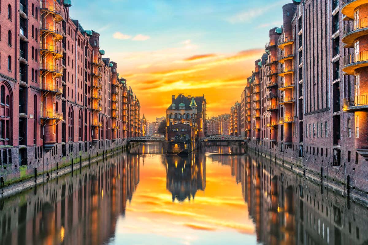 Dos hileras de edificios unidos con dos puentes al atardecer