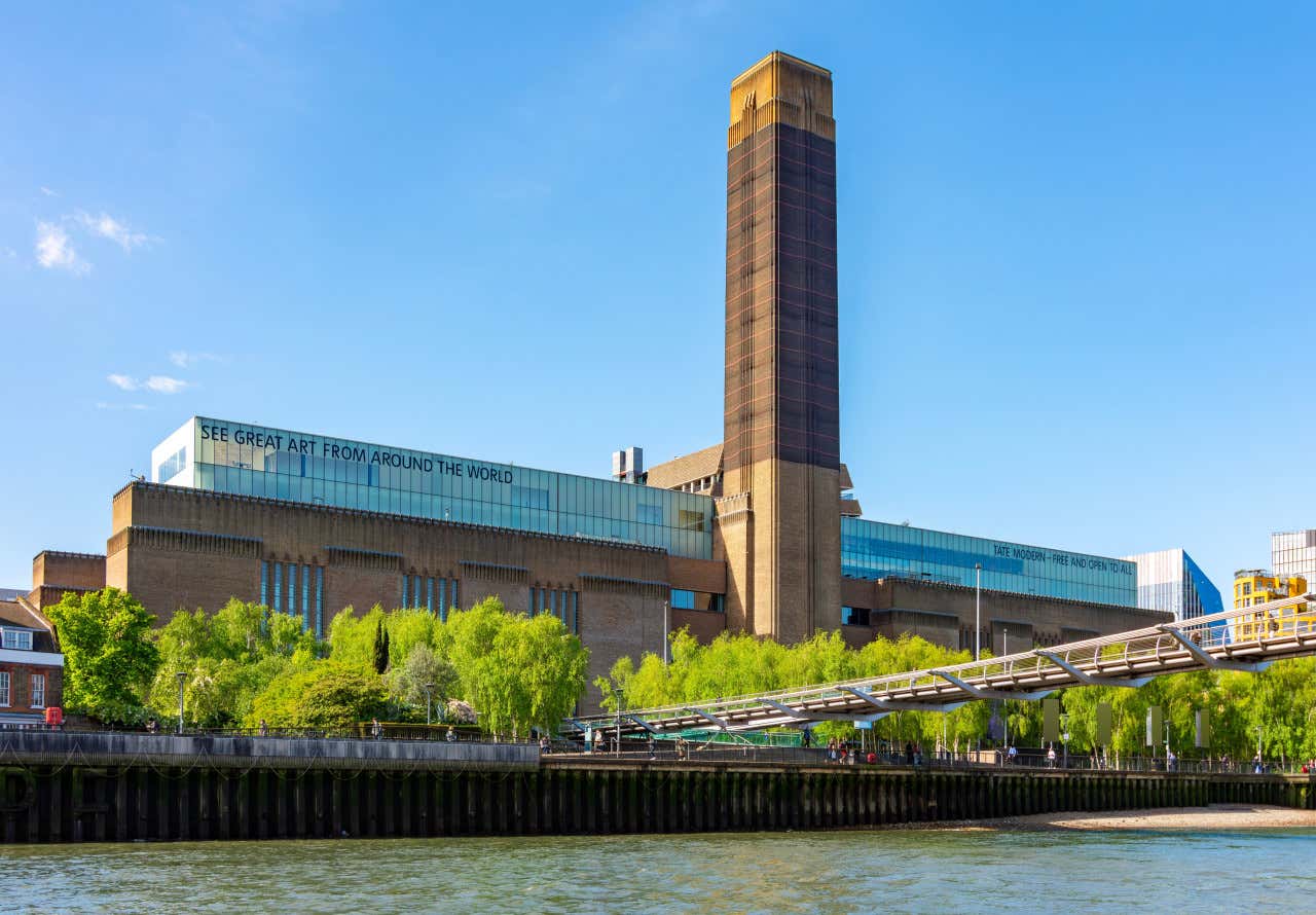 Edificio de la Tate Modern de Londres, a orillas del río Támesis