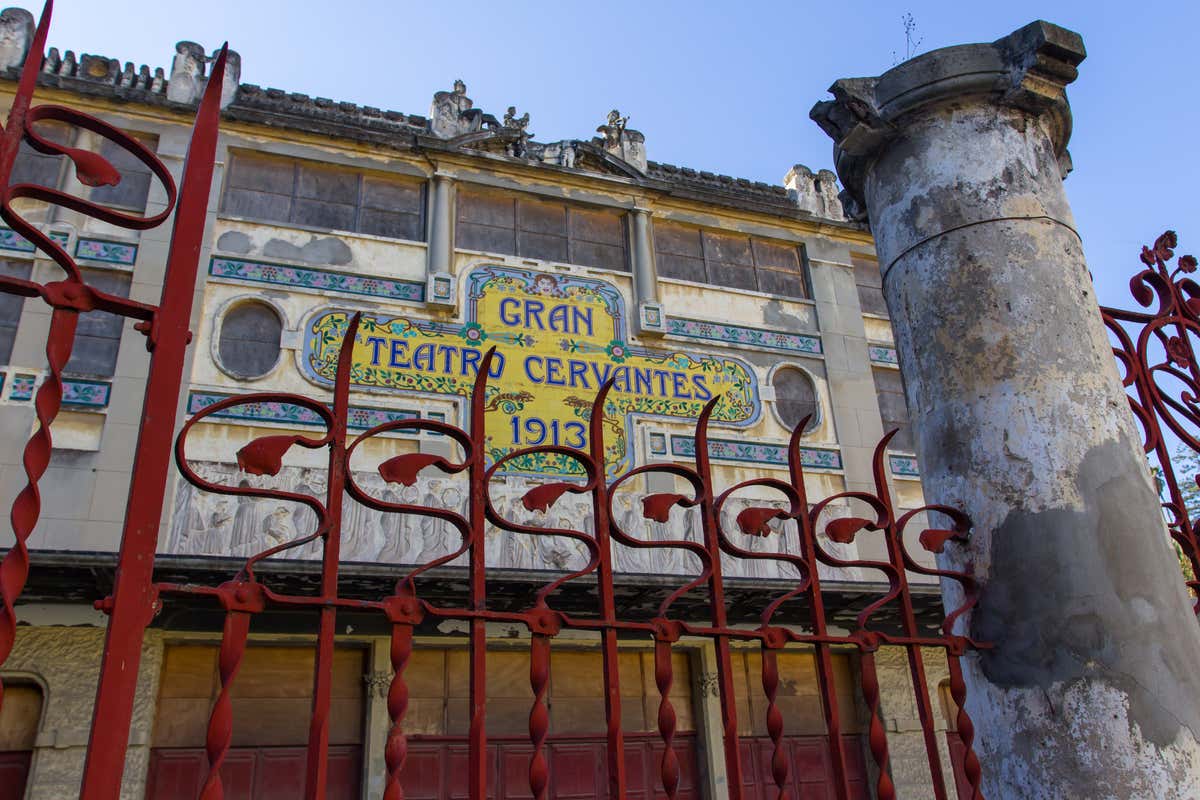 Fachada en estado ruinoso del Teatro Cervantes en Tánger