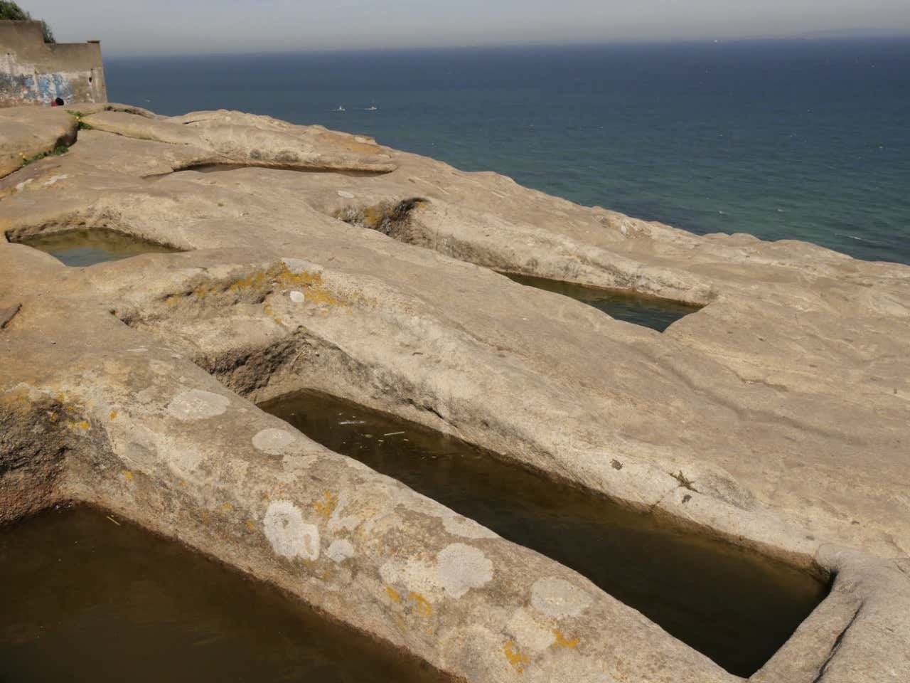 Vista detalle de las Tumbas Fenicias de Tánger con el mar de fondo