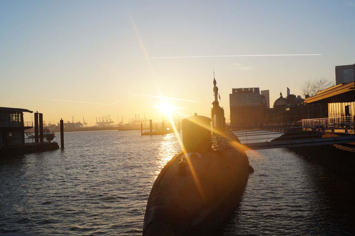 Un submarino en un lago al atardecer