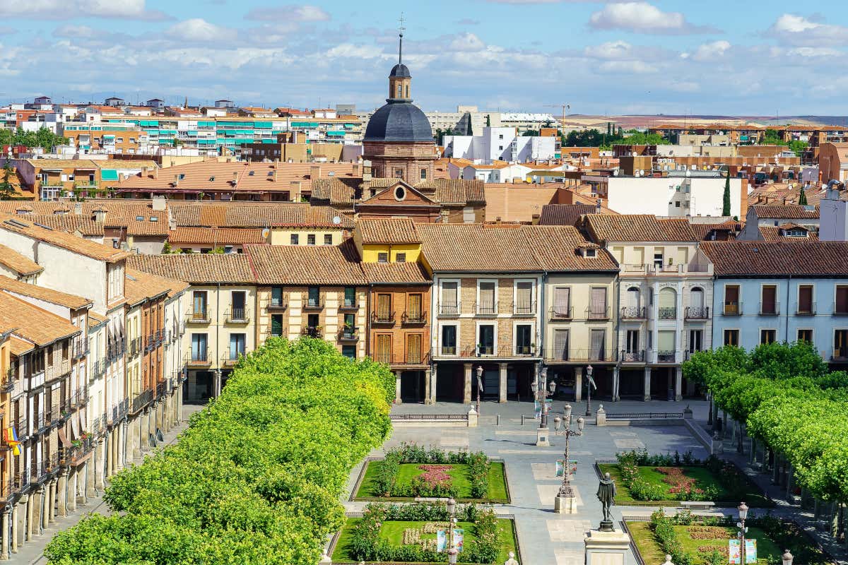 Vista aérea de la plaza Cervantes, uno de los lugares imprescindibles que ver en Alcalá de Henares