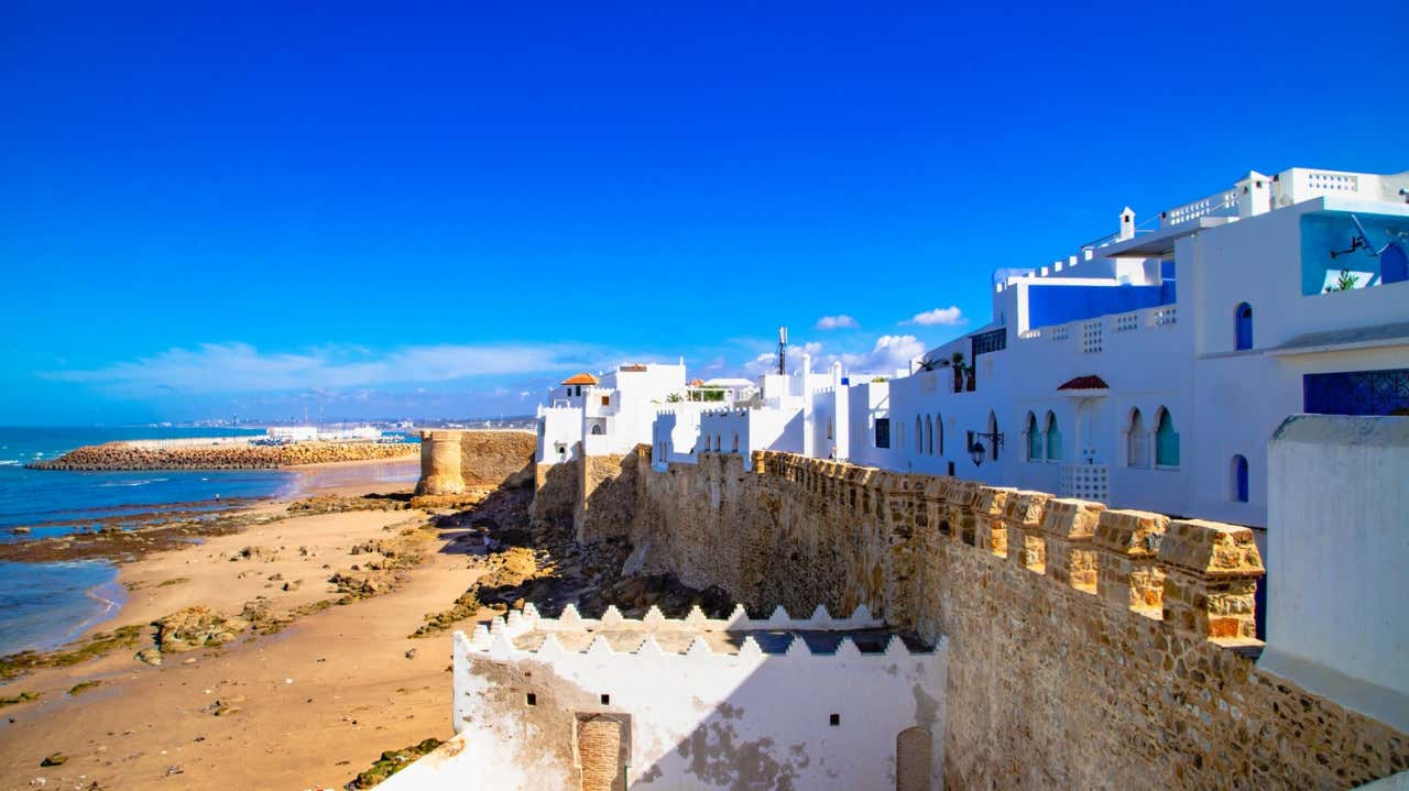 Vista panorámica de la costa de Asilah en un día despejado