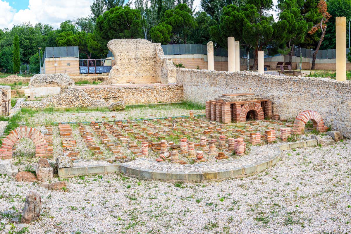 Ruinas de un yacimiento romano en el asentamiento de Complutum, uno de los lugares que hay que ver en Alcalá de Henares
