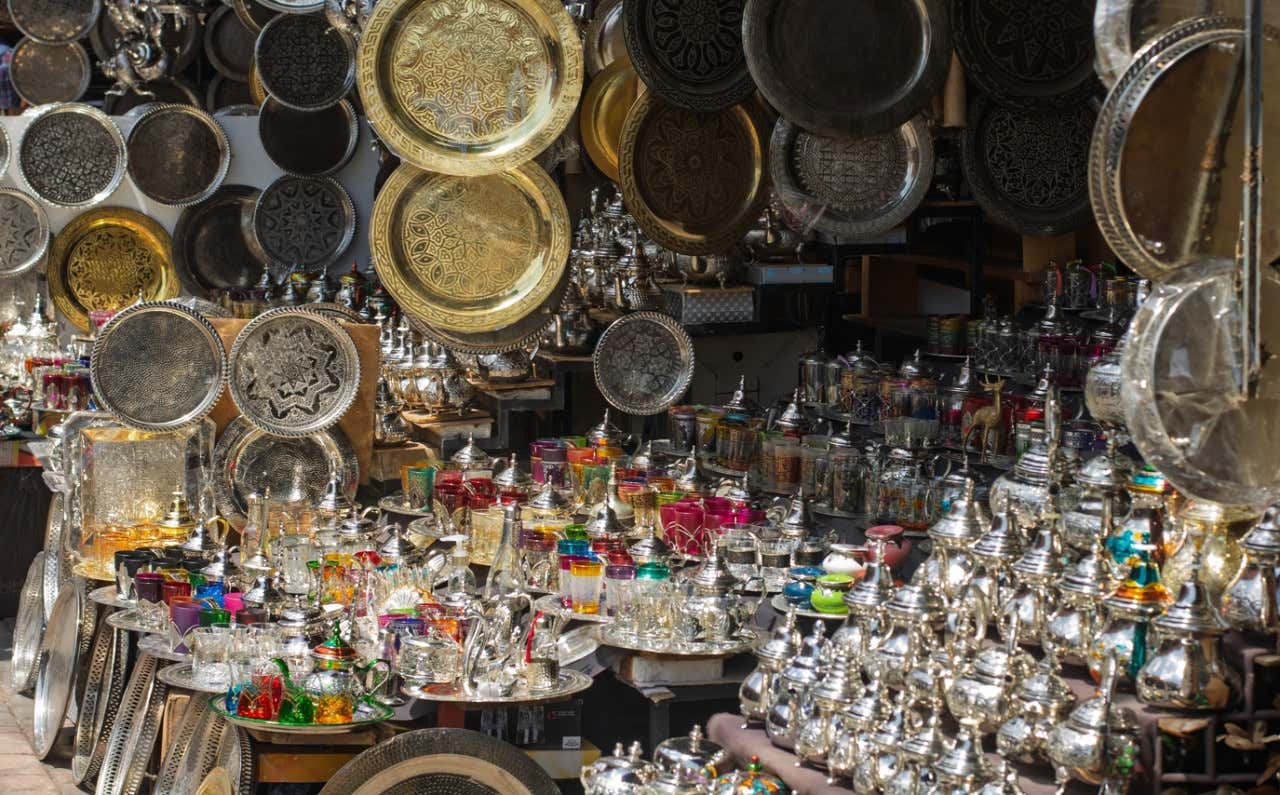 Diferentes objetos y souvenirs expuestos en un puesto de un mercado de Tánger