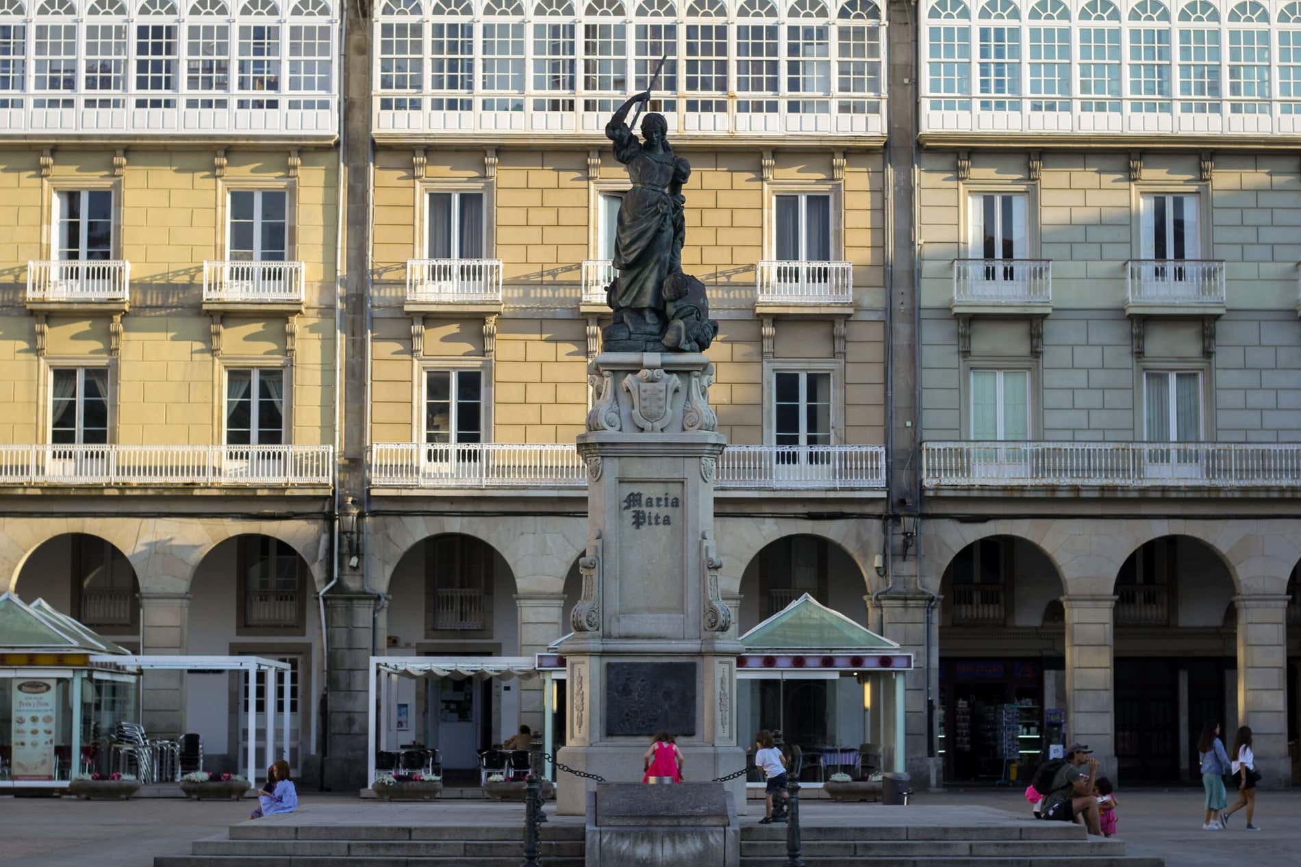 Vista da estátua da praça de Maria Pita, em La Coruña, no noroeste da Espanha