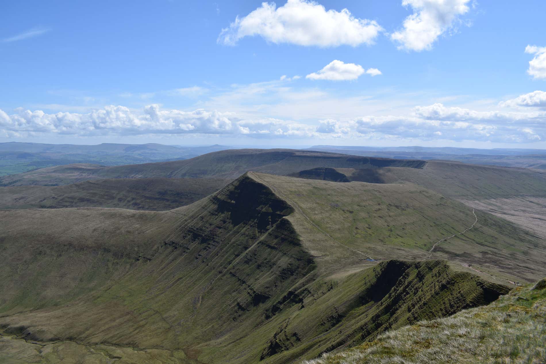 Vista su un paesaggio collinare dalla cima di Pen-y-Fan in Galles.