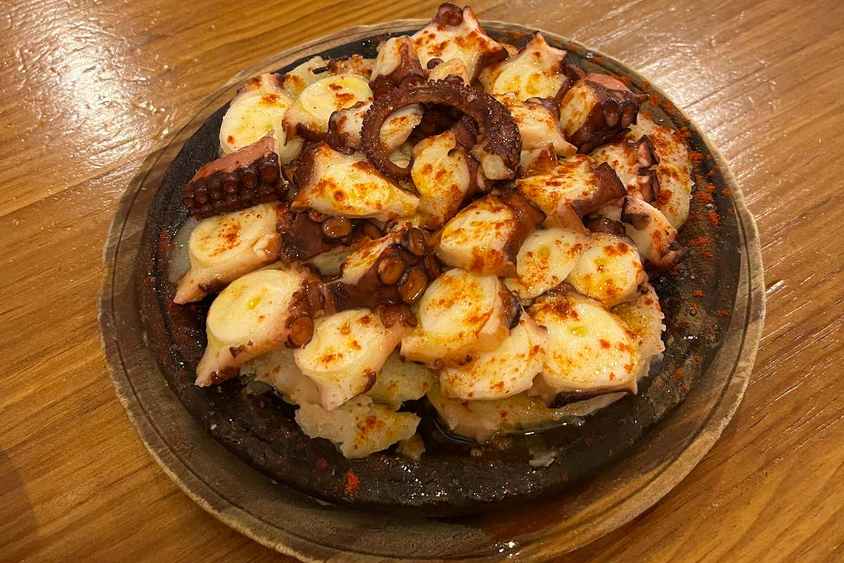 Detalhe de um prato de polvo com batatas