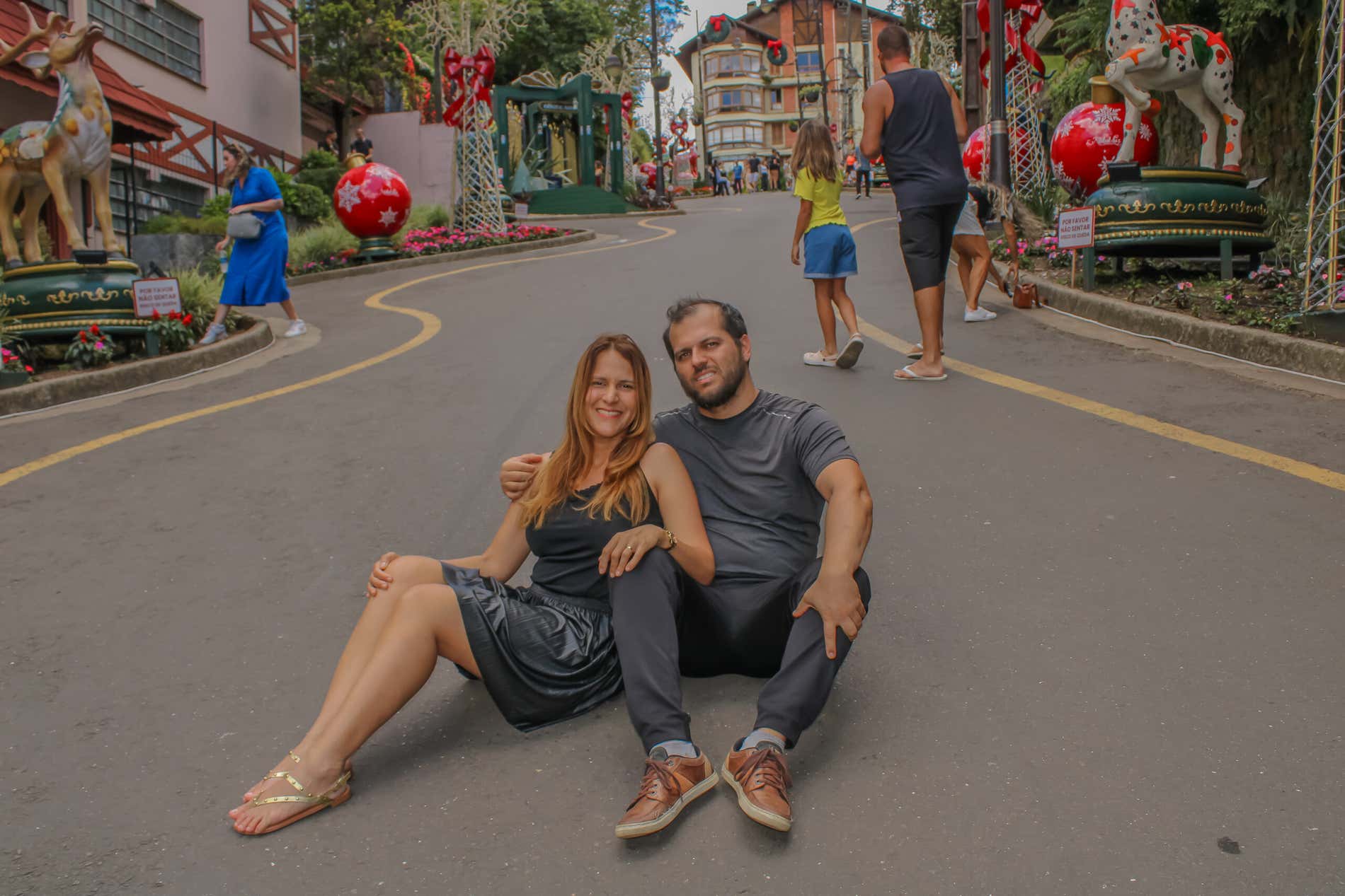 Um casal na Rua Torta de Gramado