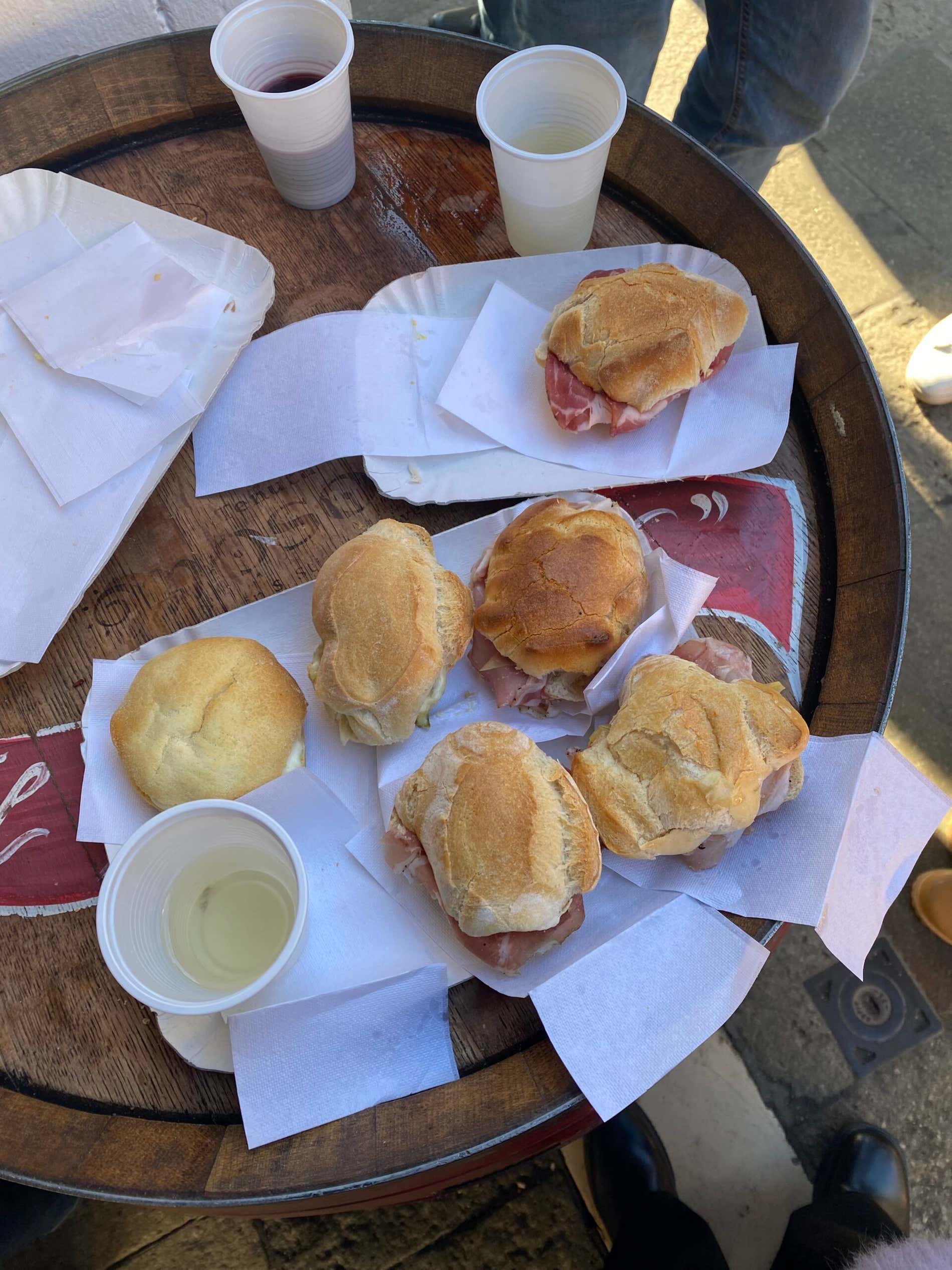 Primo piano sui cicchetti di Da Lele, un must di qualsiasi bacari tour