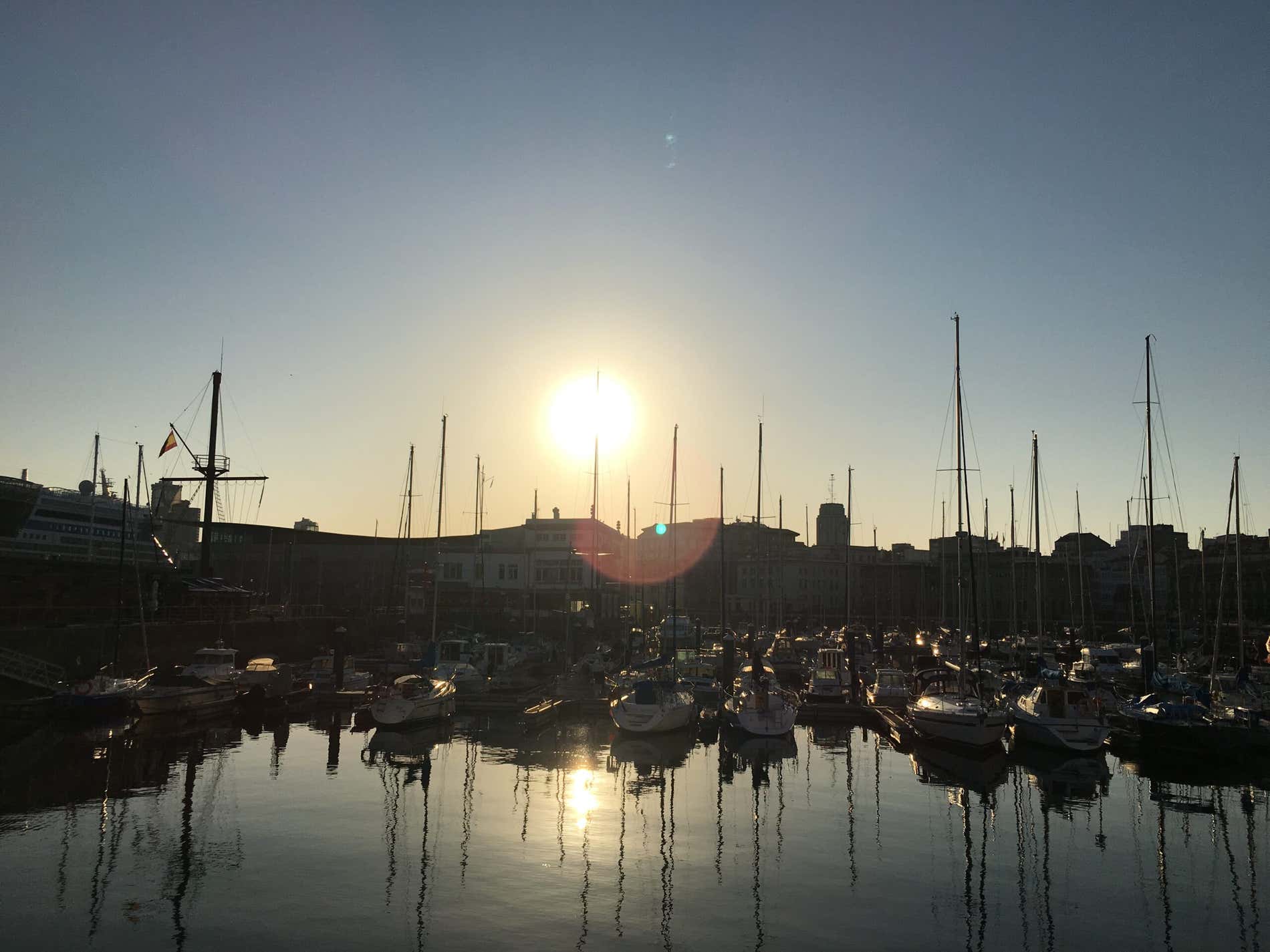 O porto de La Coruña durante o entardecer com alguns barcos
