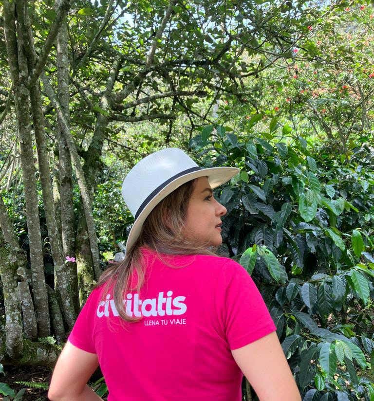 María Carolina posando de espaldas en unos cafetales colombianos con la foto de Civitatis