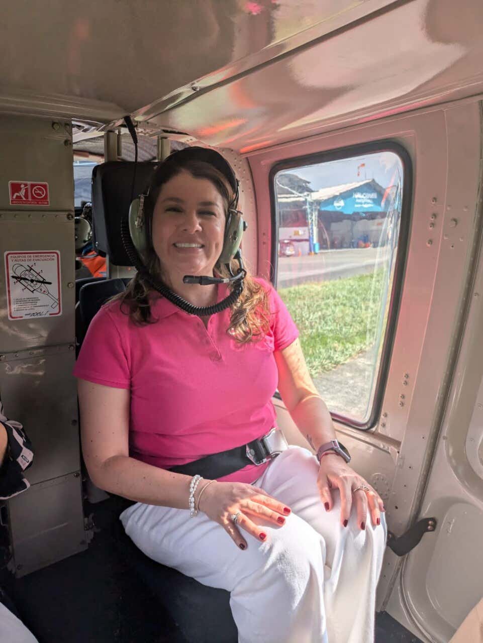 María Carolina posando en un helicóptero