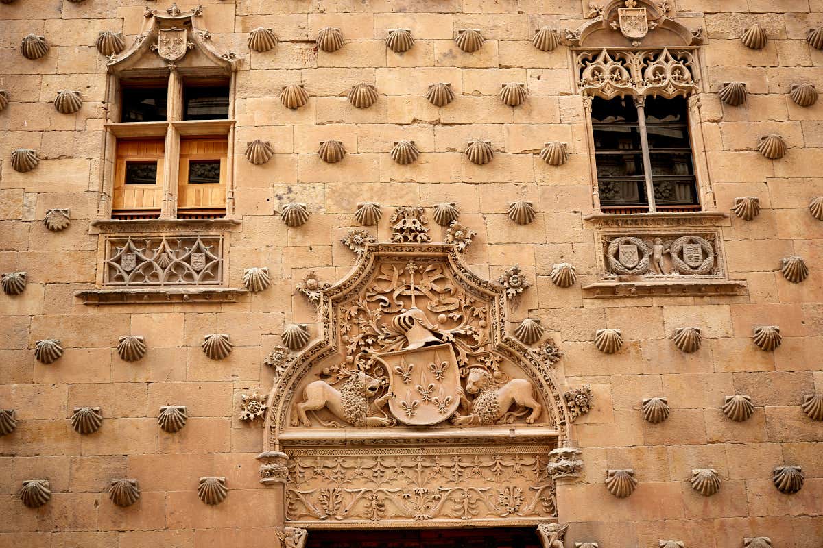 Fachada de una casa histórica decorada con conchas