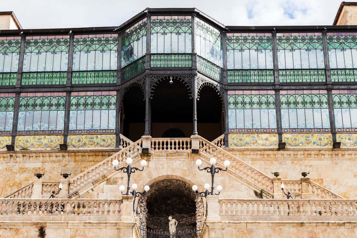 Vidrieras del edificio modernista Casa Lis, uno de los lugares imprescindibles que ver en Salamanca