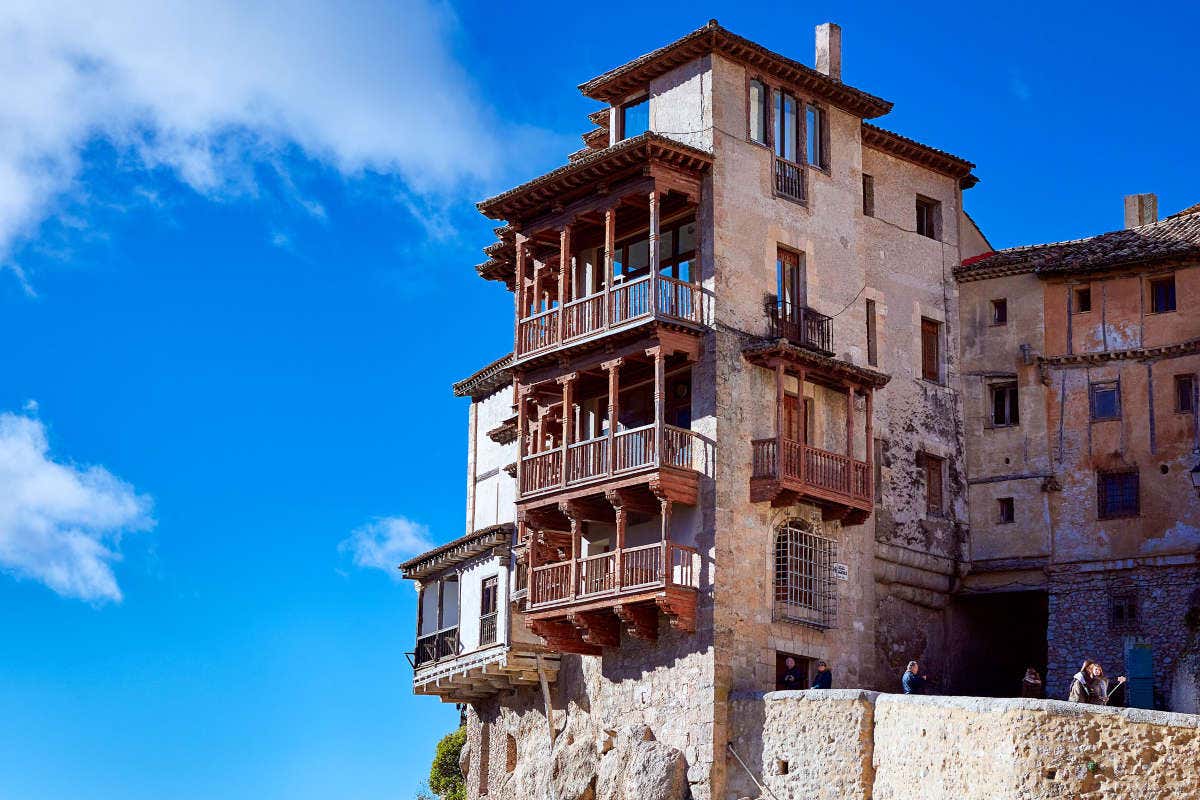 Foto de las casas colgadas de Cuenca con el cielo azul claro al fondo