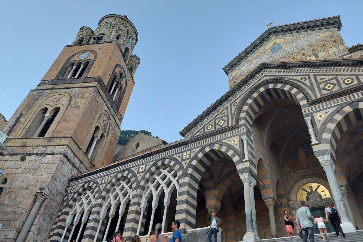 Vistas desde abajo de la Catedral de Amalfi y sus arcos blancos y negros