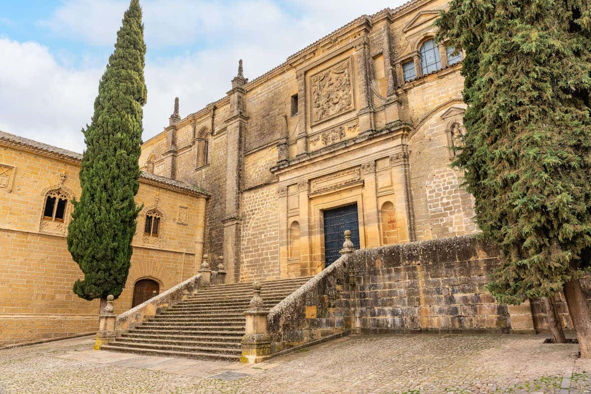 Escalera de piedra y fachada principal de la Catedral de Baeza en un día soleado