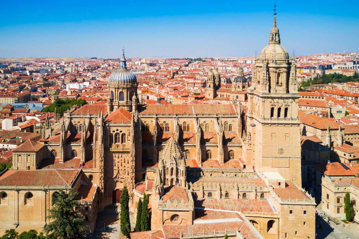 Vista aérea de dos catedrales en el casco antiguo de una ciudad
