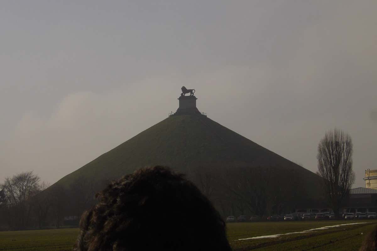 Colina artificial coronada por la escultura de un león en Waterloo, uno de los pueblos más bonitos de Bélgica