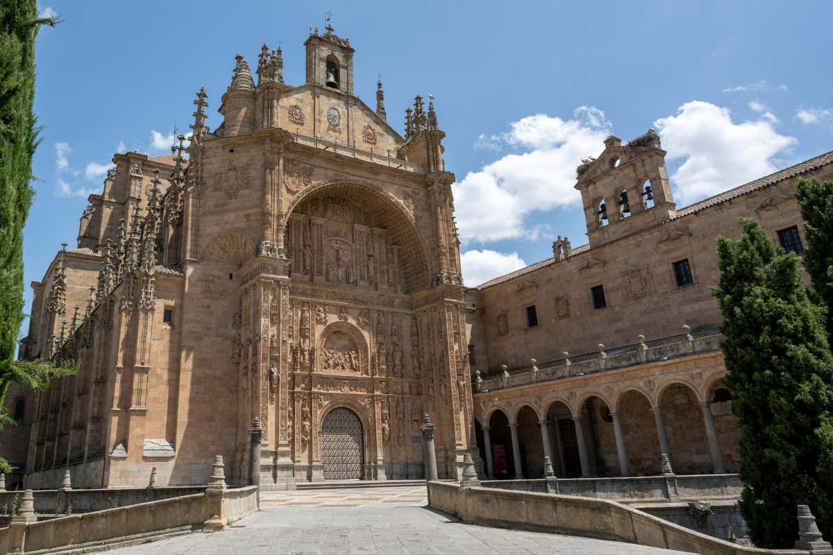 Fachada plateresca de un convento de color ocre