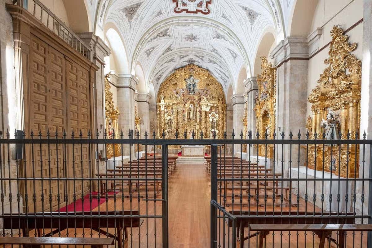 Altar barroco de color dorado en una iglesia