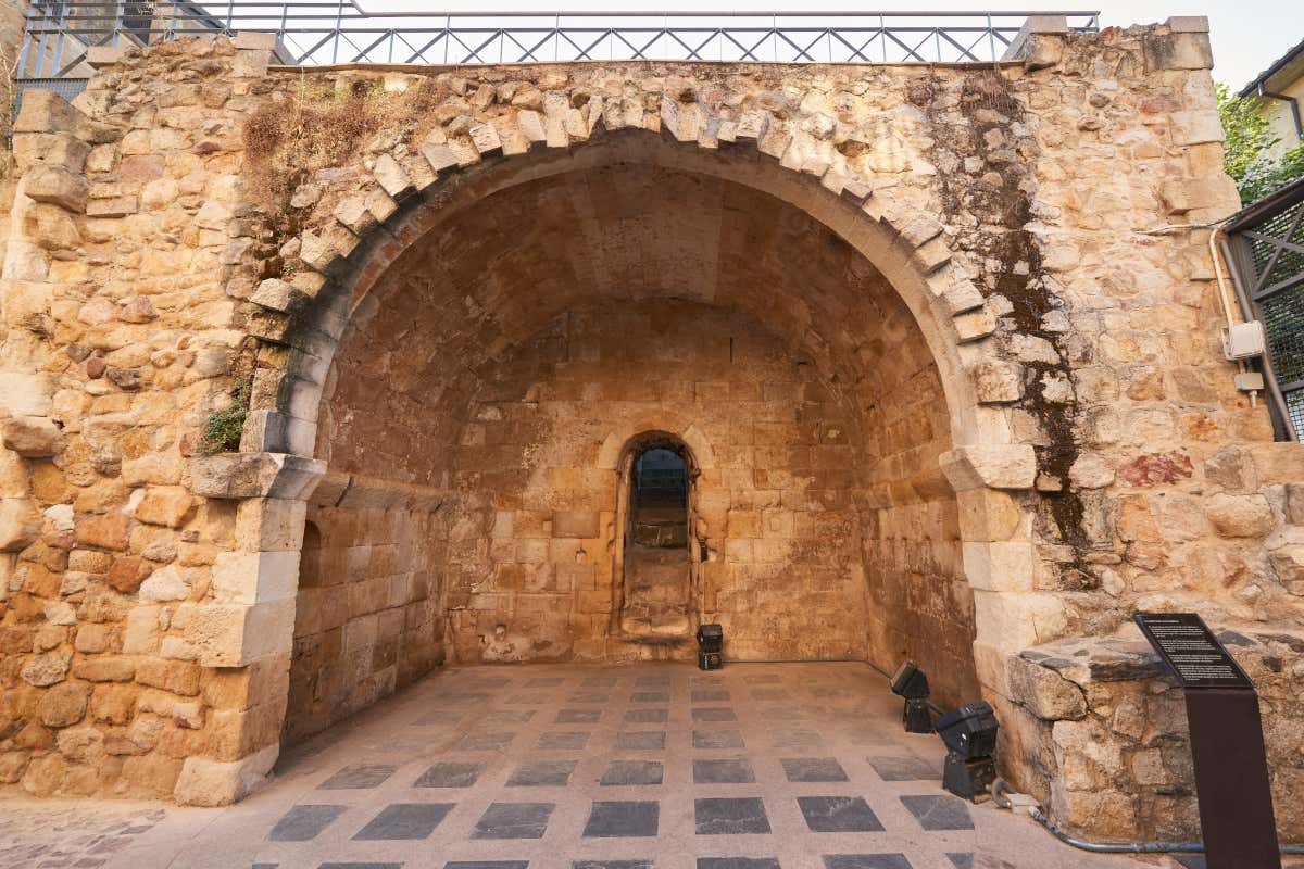 Detalle de un arco de piedra que da acceso a una cueva