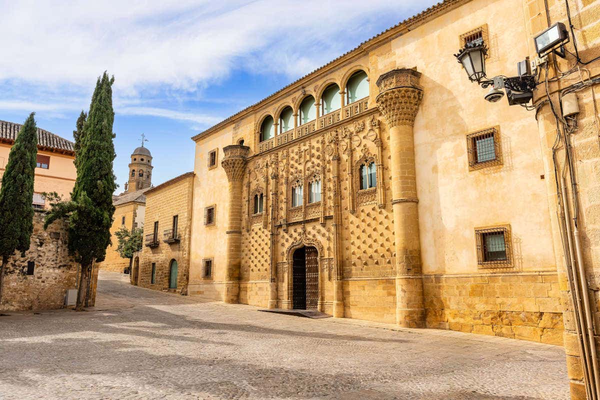 Fachada de la Universidad de Baeza, Patrimonio de la Humanidad, de estilo manierista con arcos en su puerta y sus ventanas
