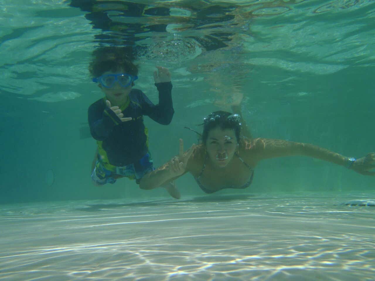 María Carolina buceando con su hijo