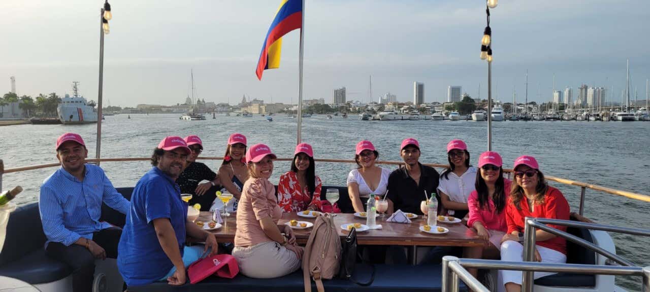 María Carolina acompañada de varios periodistas en un barco