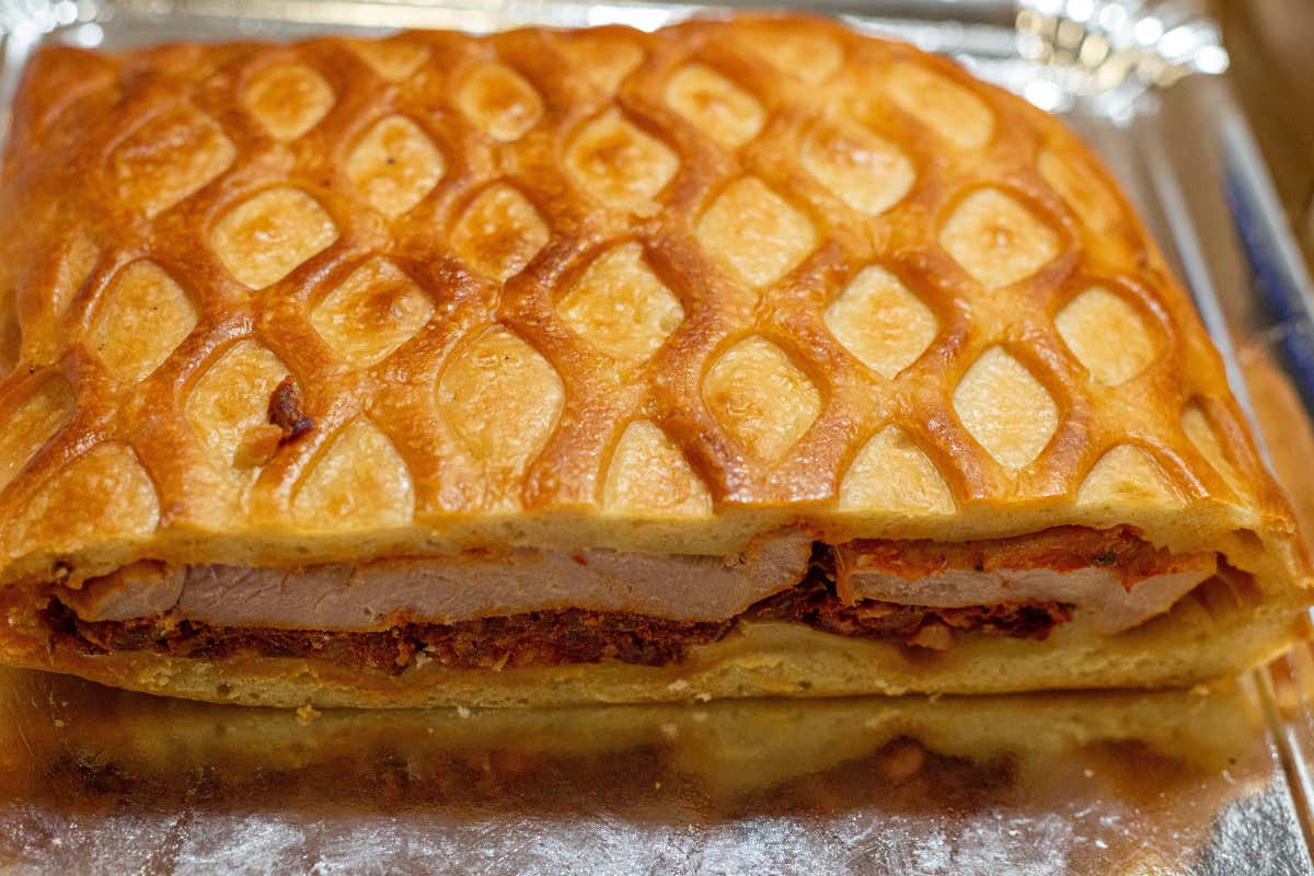 Detalle de una empanada rellena de embutido