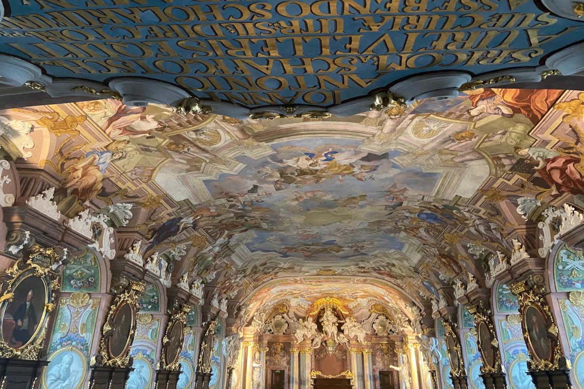 Interior de una sala barroca cuyas columnas, techos y paredes están completamente decorados con frescos, cuadros o esculturas