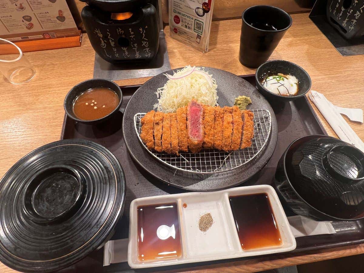 Detalle de un plato con katsu de wagyu en un restaurante japonés