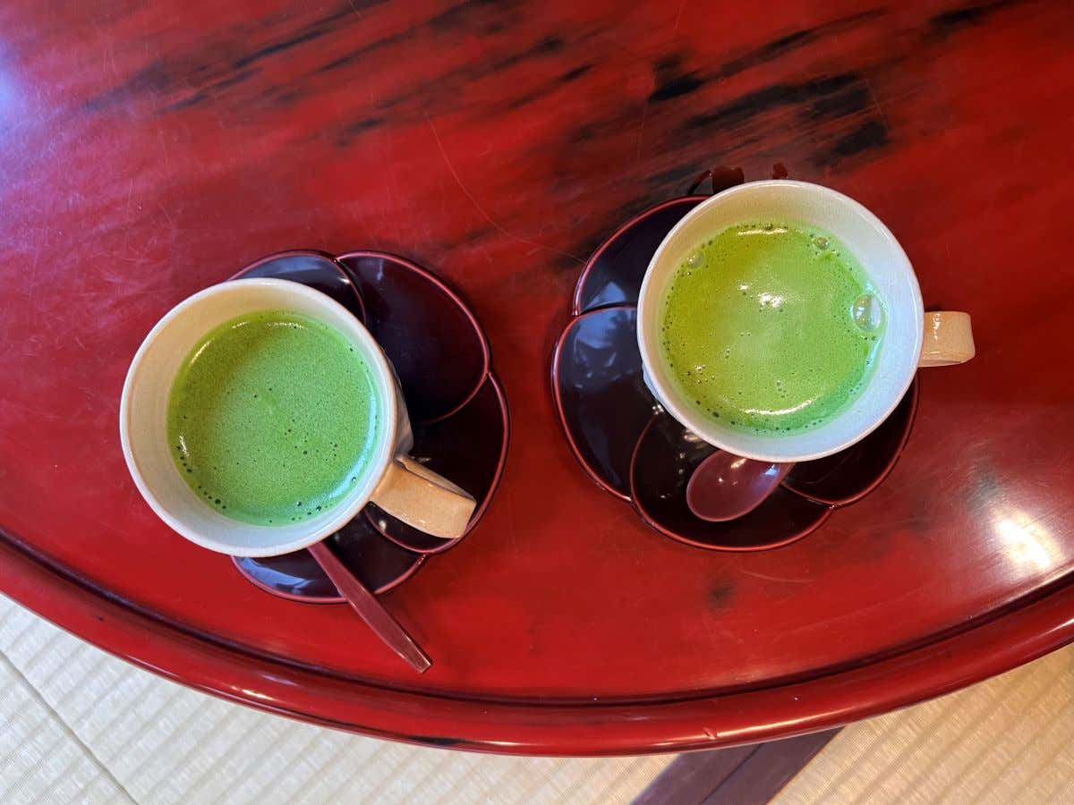 Dos tazas de matcha tradicional