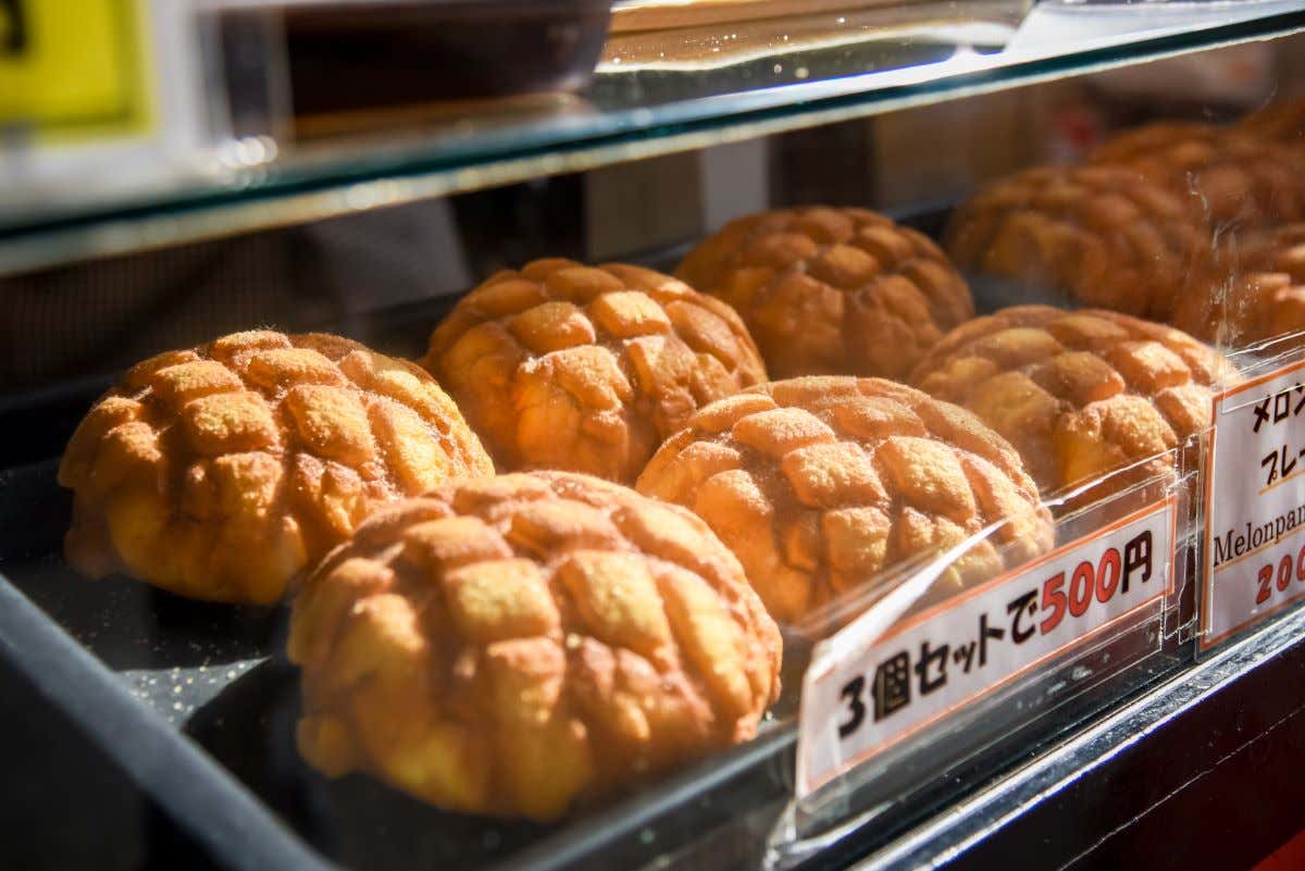 Vitrina de una panadería japonesa donde se pueden ver varios Melon Pan