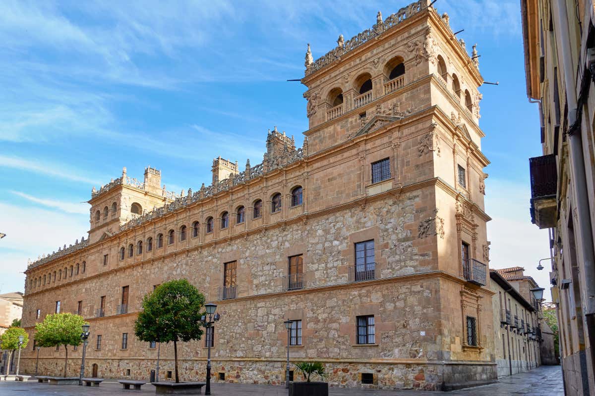 Exterior de un palacio de color ocre de estilo plateresco