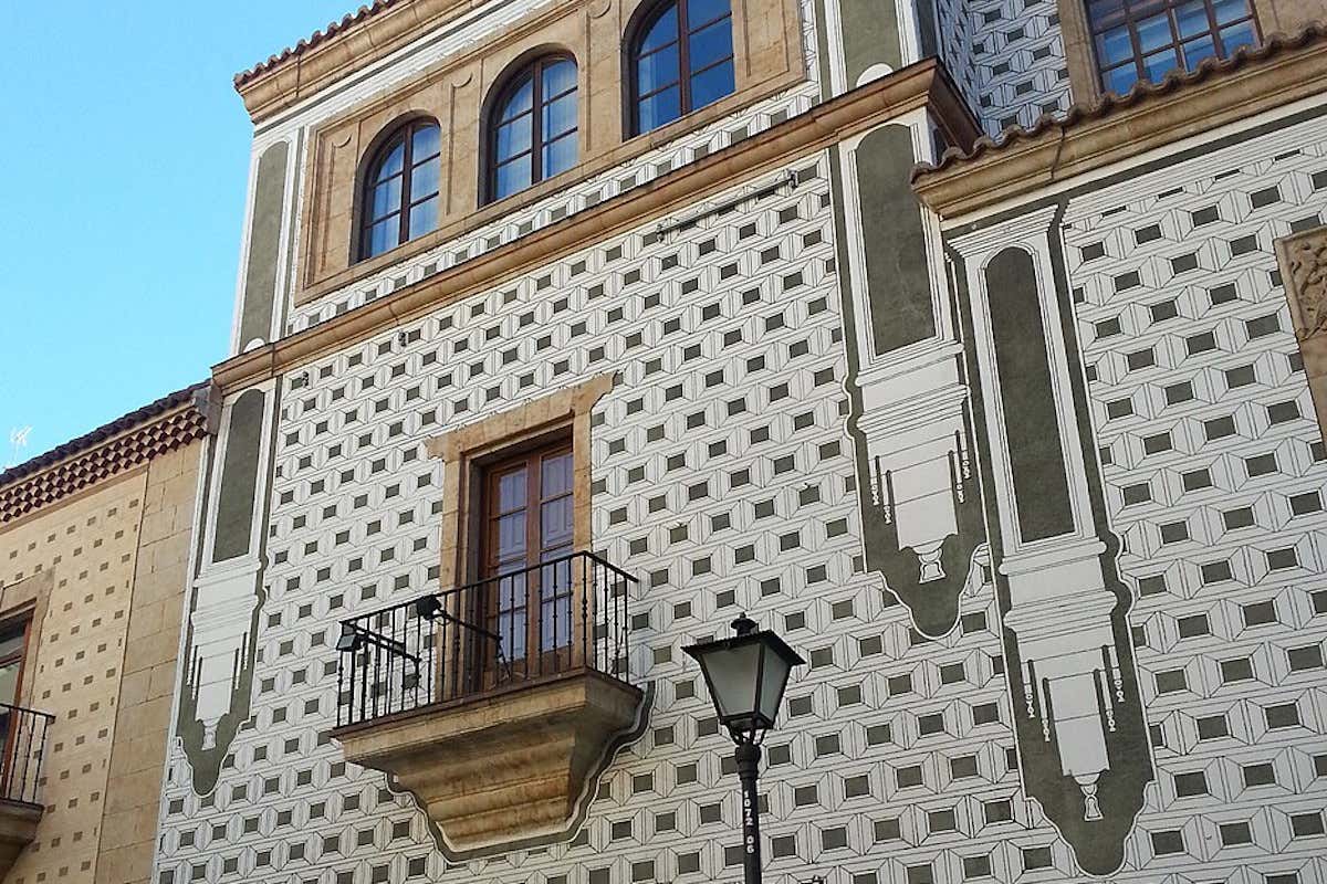 Fachada de color verde y blanco de un palacio