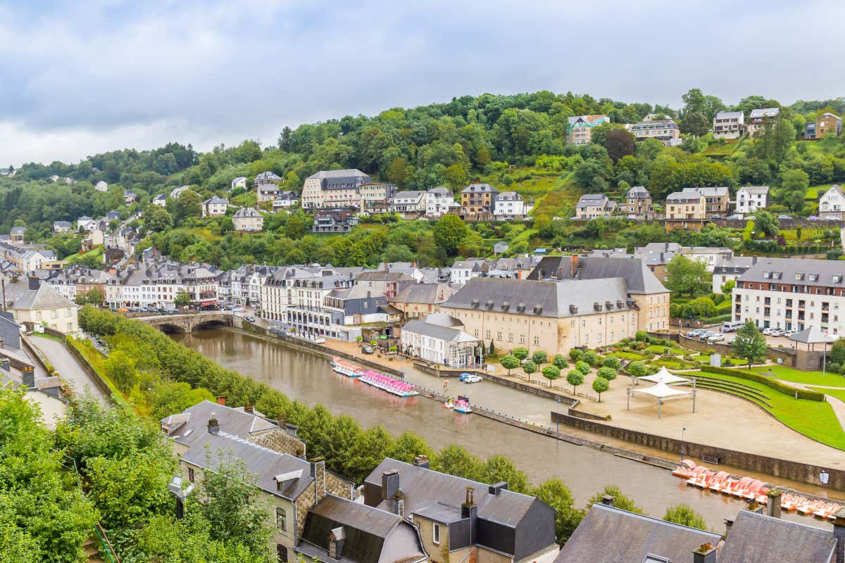 Panorámica del pueblo belga de Bouillon, situado a orillas de un río